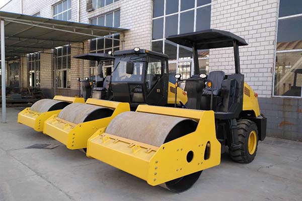 <a href='http://www.sinotranshz.com' target='_blank'>壓路機</a>