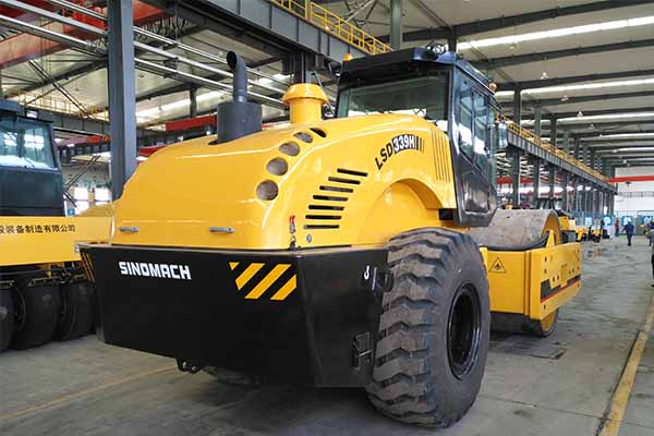 大型<a href='http://www.sinotranshz.com' target='_blank'>壓路機</a>